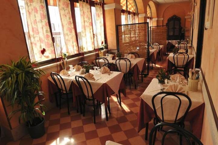 Dining 18 of 22