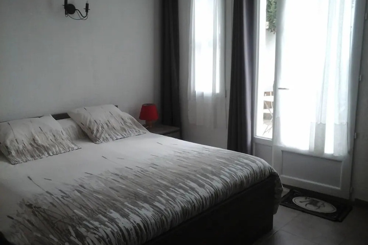 Room 2 of 10