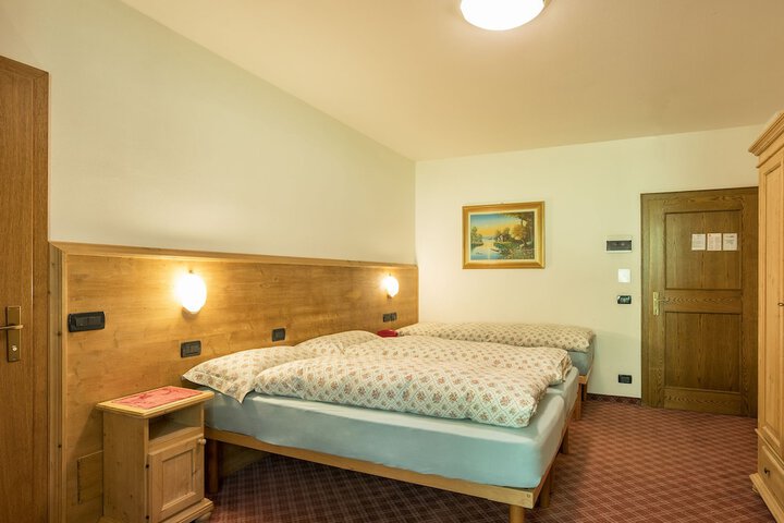 Room 13 of 33