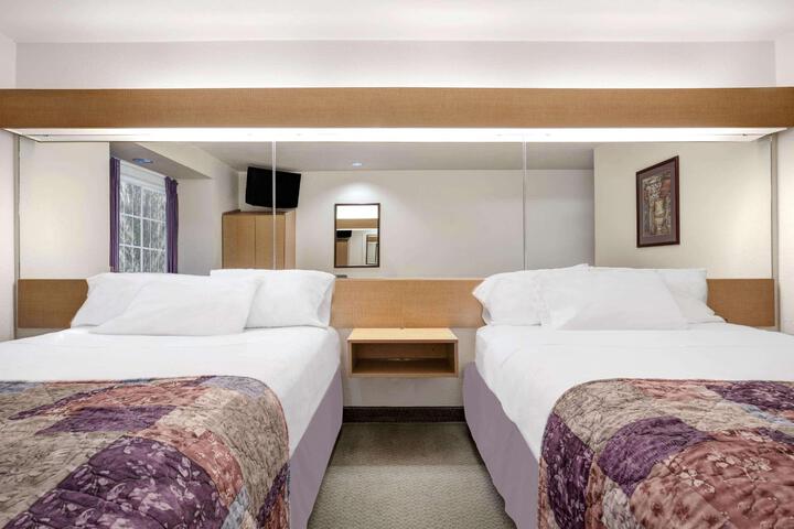 1 Queen Bed (15 of 21)