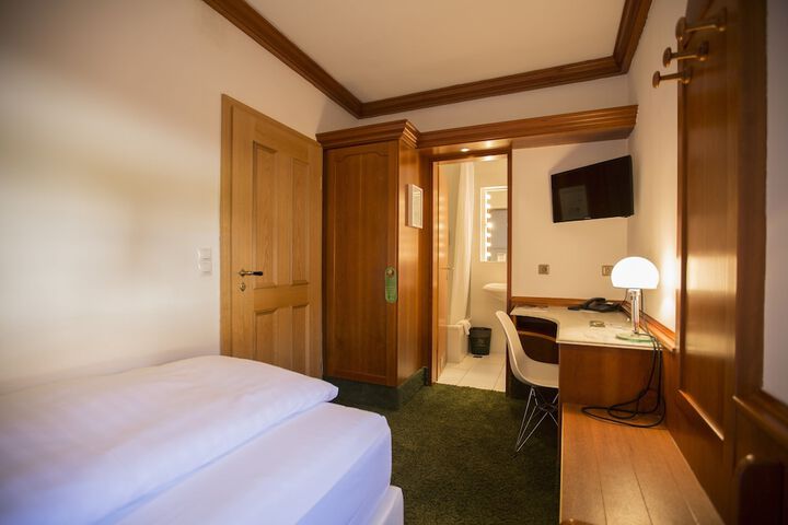 Room 16 of 50