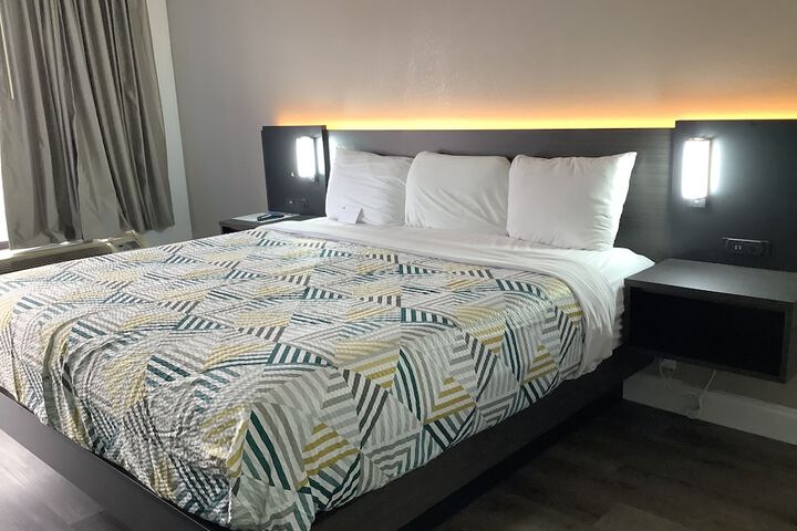 1 King Bed (6 of 16)