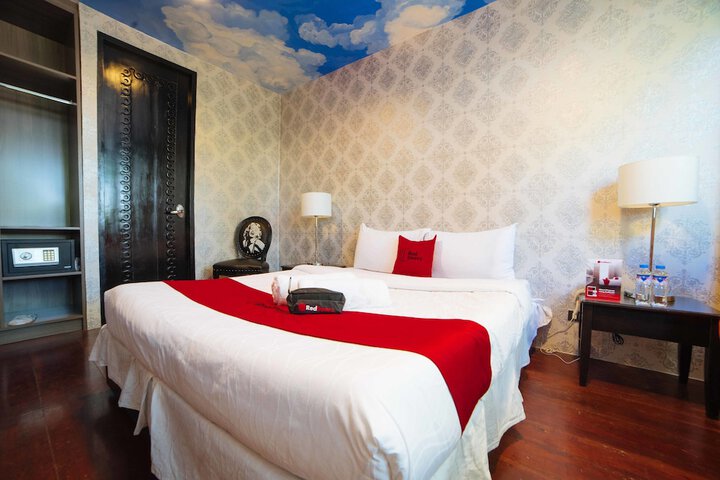 RedDoorz Plus at Aguirre Avenue BF Homes
