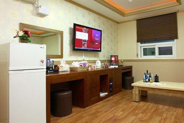 Room 43 of 49