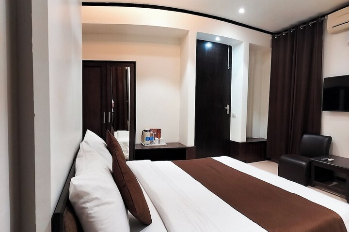 Room 15 of 18