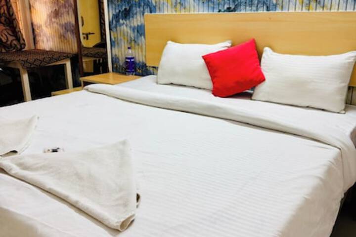 Room 4 of 9
