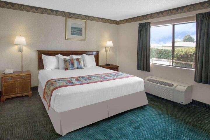 1 King Bed (4 of 14)