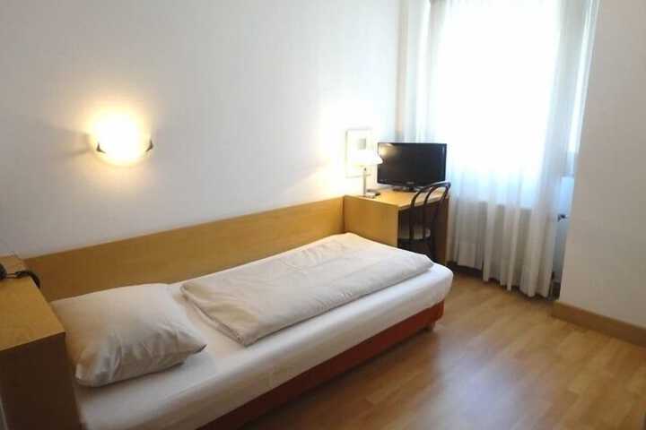 Room 12 of 34