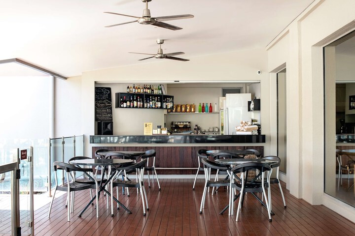 Lounge 44 of 66