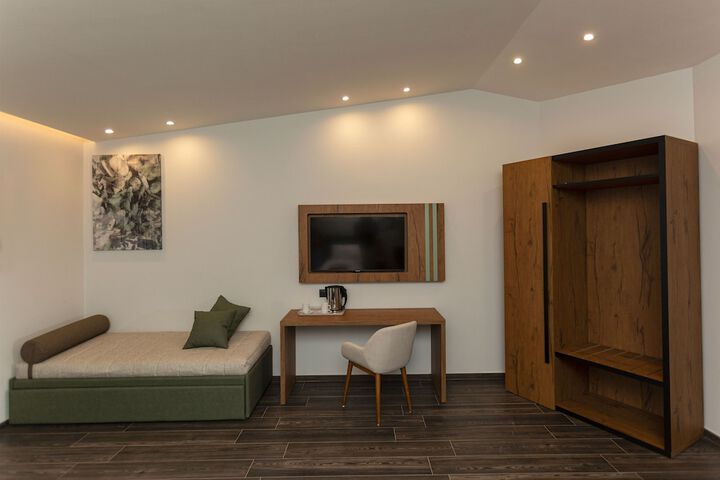 Room 6 of 25
