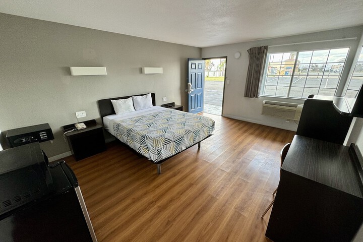 1 Queen Bed Micfridge (17 of 37)