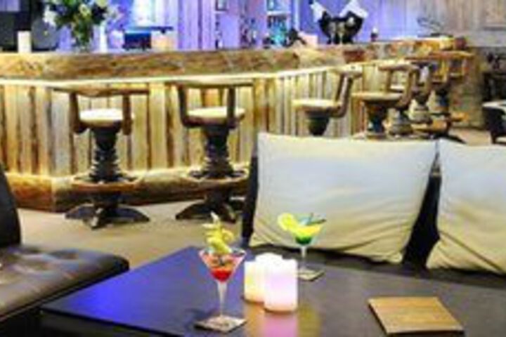 Lounge 38 of 73