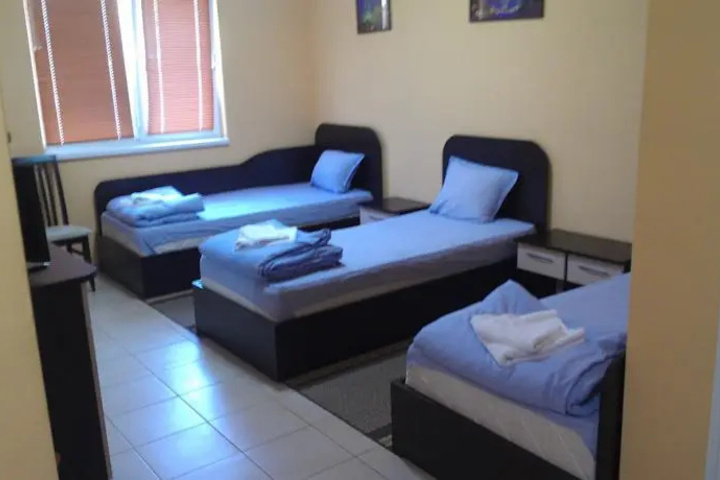Room 2 of 10