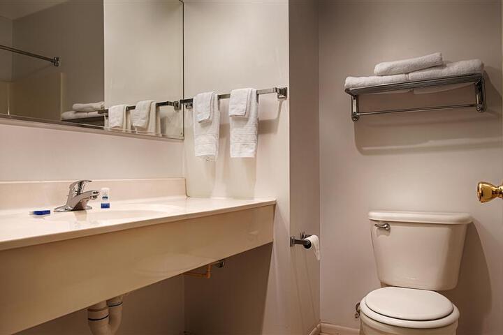 Suite 2 Queen Beds High Speed Internet Accessible Microwave, Refrigerator Full Breakfast (12 of 16)