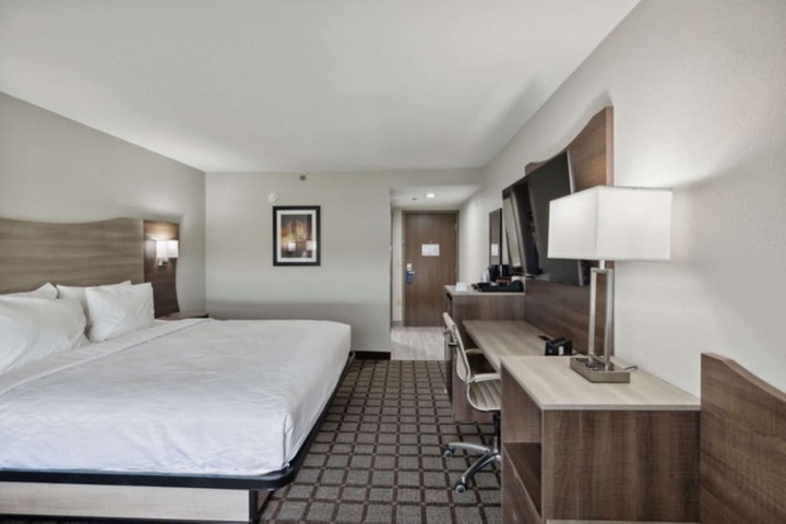 1 King Bed (3 of 5)