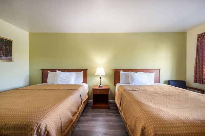 1 Queen Bed (15 of 18)