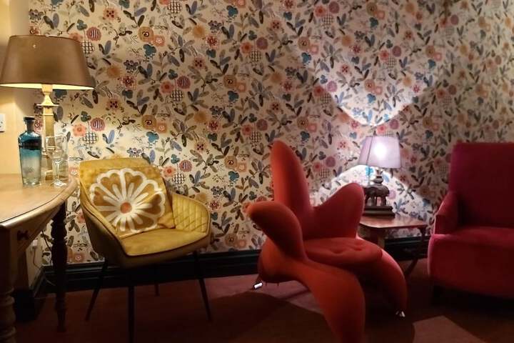 Lounge 94 of 119