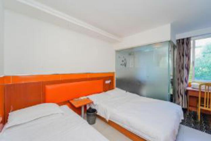 Room 8 of 10