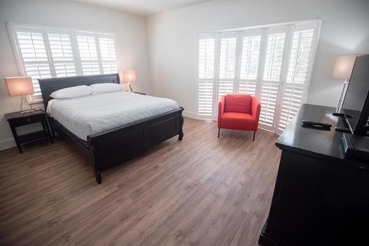 Double Deluxe Queen Bed (2 of 2)