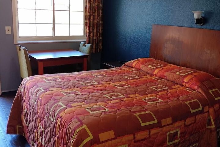 Room 4 of 10