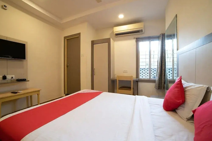 Room 2 of 10