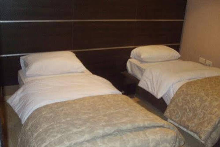 Room 4 of 9