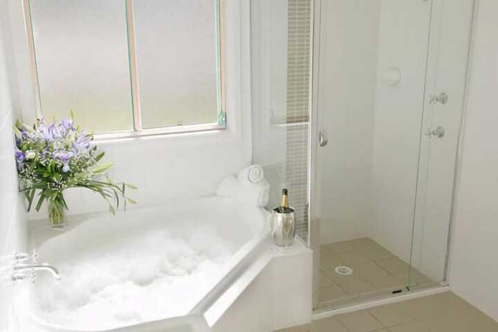 Deep soaking bathtub