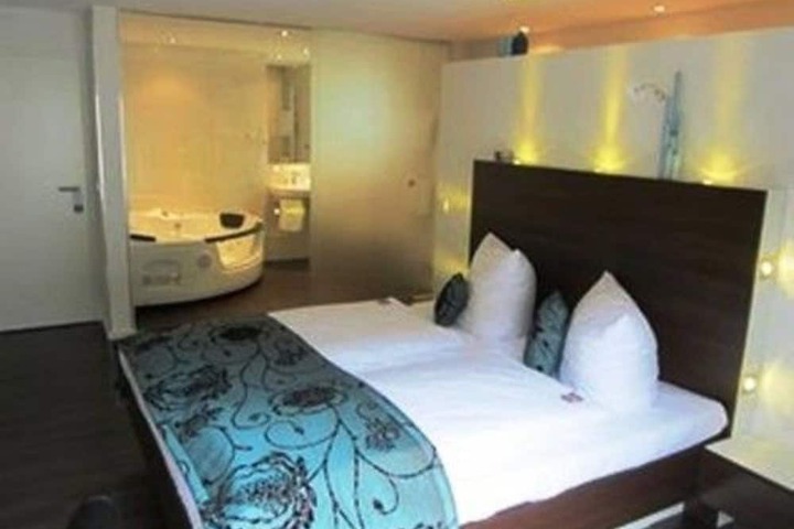 Room 6 of 45