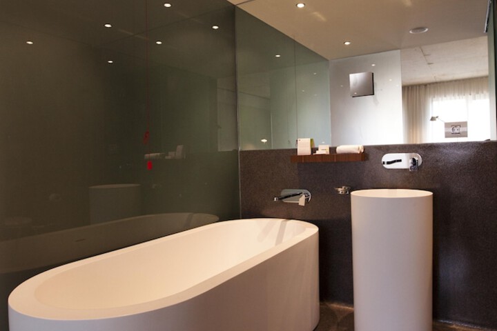 Deep soaking bathtub