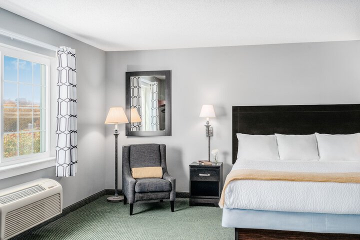 1 King Bed Spacious (6 of 9)