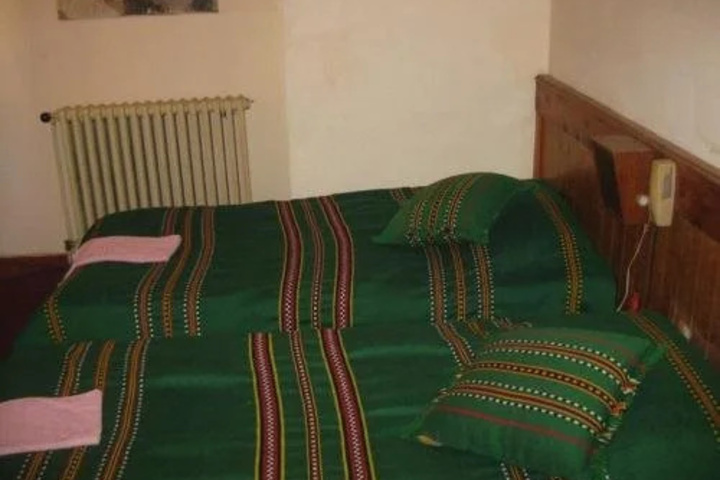 Room 4 of 9