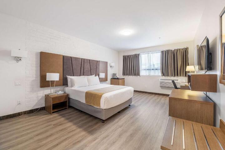 1 Queen Bed (2 of 2)
