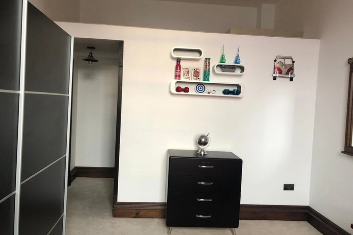 Room 4 of 10
