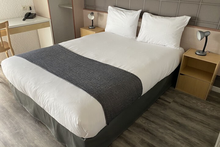 Room 9 of 33