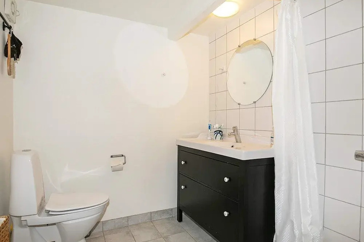Room 4 of 9