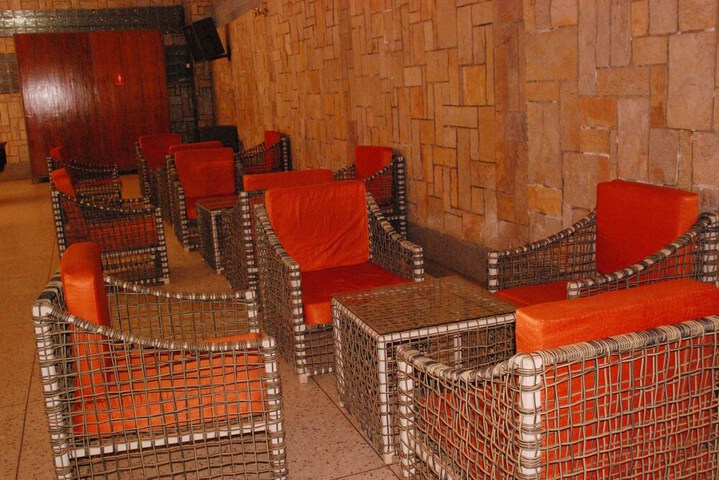 Lounge 33 of 43