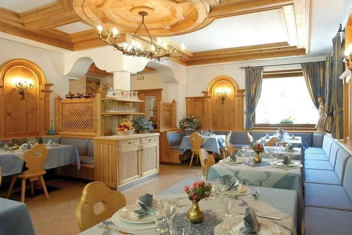 Dining 7 of 8