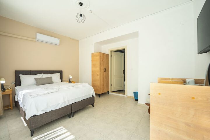 Room 10 of 33