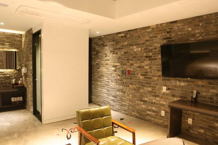 Room 5 of 32