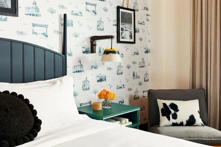 1 King Bed (8 of 10)