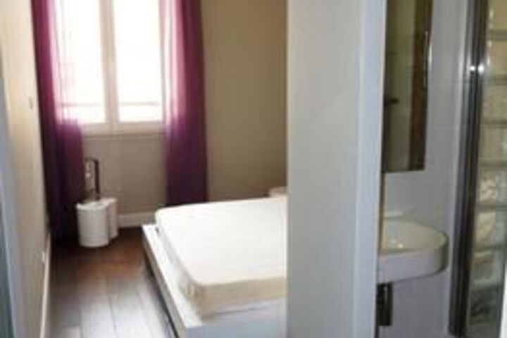 Room 10 of 18