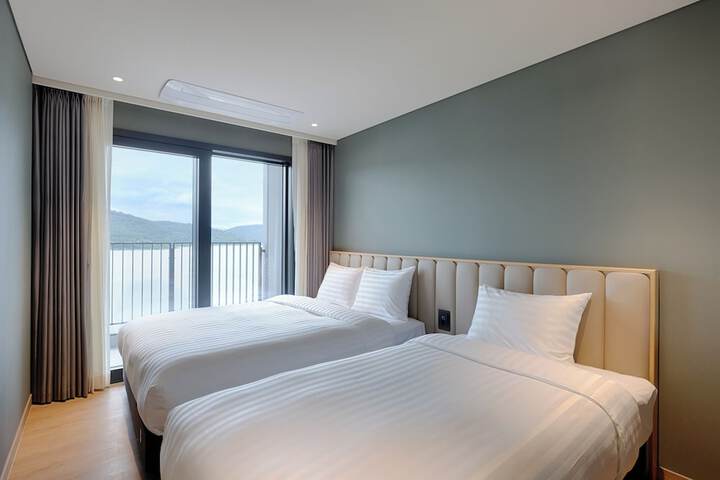 Room 4 of 33