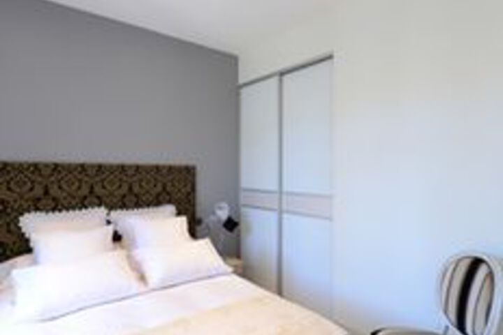 Room 27 of 74