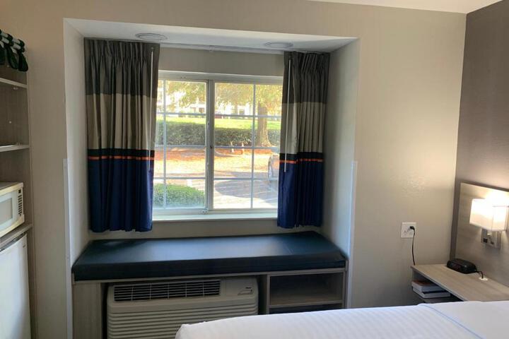 1 Queen Bed (4 of 23)