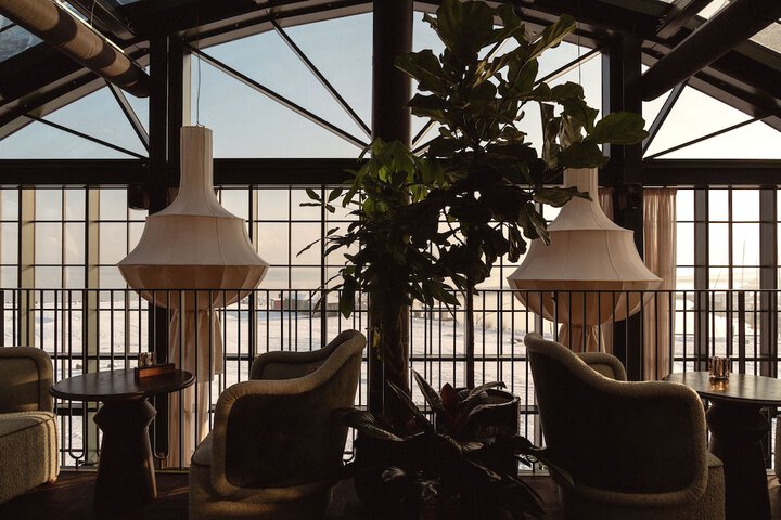Lounge 52 of 62