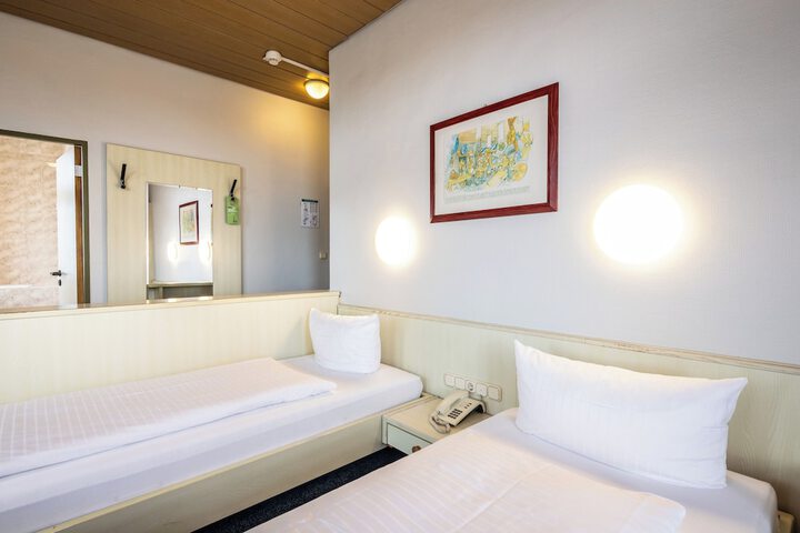 Room 30 of 103