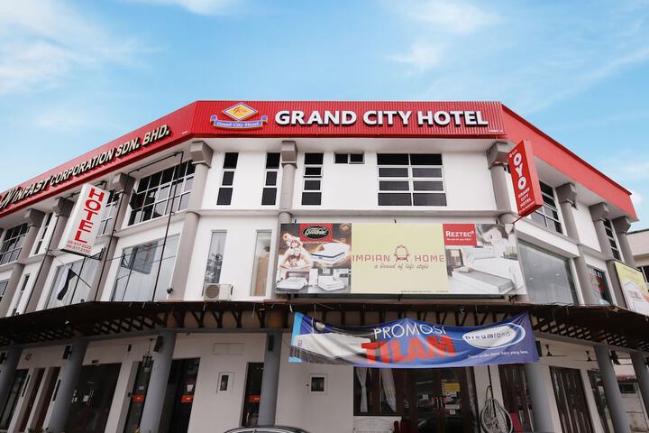 Exterior of OYO 619 Grand City Hotel 2