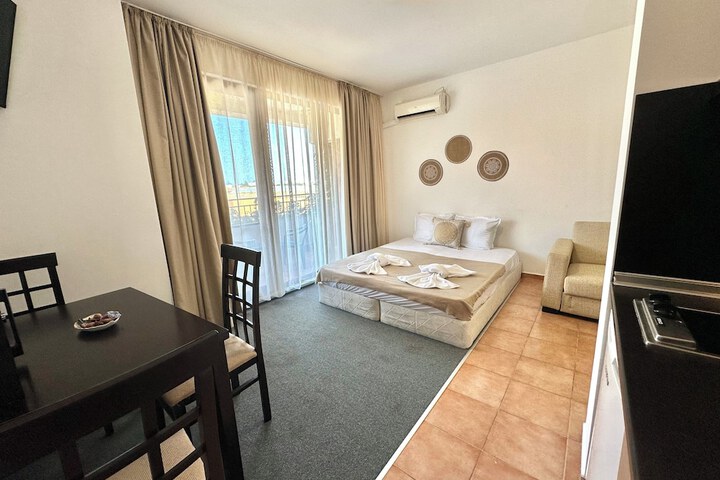 Room 32 of 177