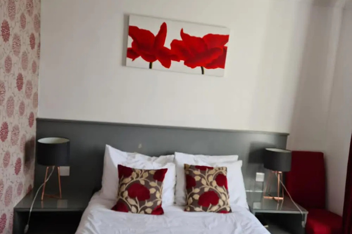 Room 4 of 15