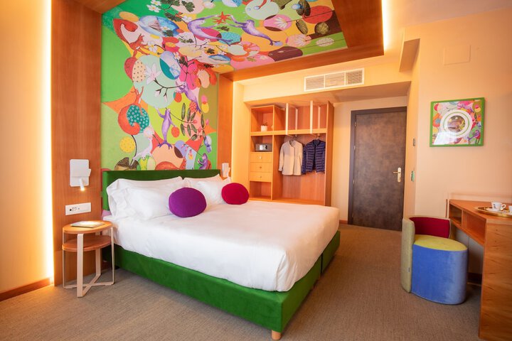 Room 21 of 153